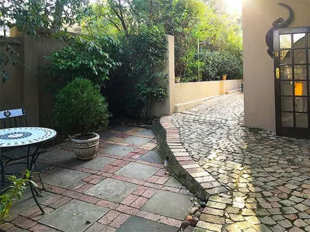 PepperTree Guest House & Apartments Отели рядом с достопримечательностью «Sandton Skye»