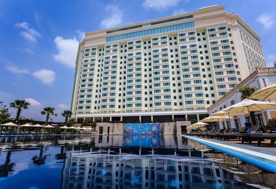 소카 프놈 펜 호텔의 럭셔리한 야외 수영장 전경