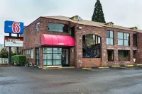 Motel 6 Canby, or Hotels near Woodburn Premium Outlets