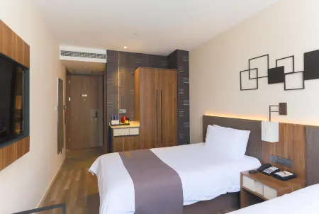 Homeinn Plus Hotel (Shanghai Zhongshan Park Jiangsu Road Subway Station) Отели рядом с достопримечательностью «Чжуншань Парк»