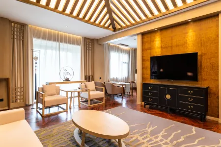 Shangyang Palace Tang Culture  Theme  Hotel Отели рядом с достопримечательностью «Хэнаньский университет науки и техники (Канъюаньский район)»