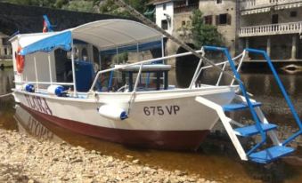 Apartments Flora and Boat Cruising - Housity