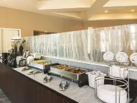 俄克拉何馬城西北高速公路拉昆塔溫德姆套房飯店 - 早餐