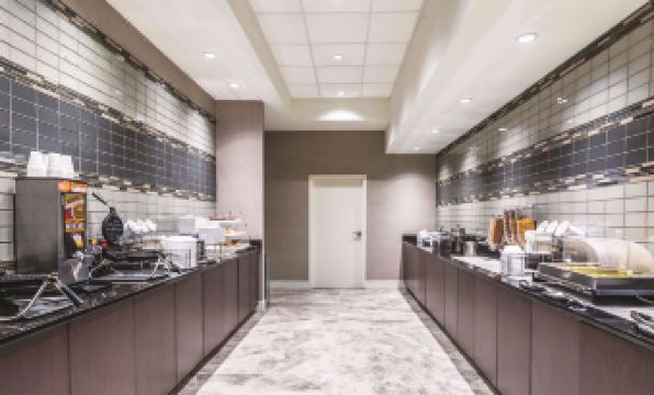 La Quinta Inn & Suites by Wyndham Cincinnati Sharonville