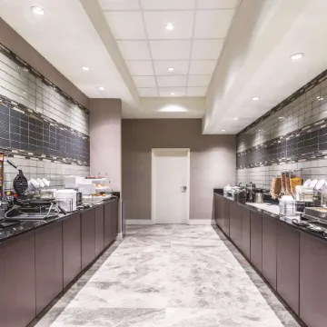 La Quinta Inn & Suites by Wyndham Cincinnati Sharonville