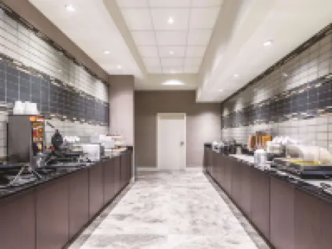 La Quinta Inn & Suites by Wyndham Cincinnati Sharonville