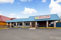 Economy Inn & Suites فنادق في Denton County