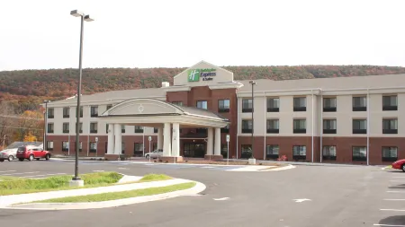 Holiday Inn Express & Suites Cumberland - la Vale