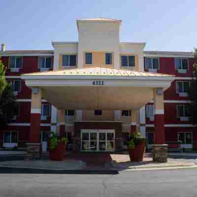 Holiday Inn Express & Suites ST. Cloud Hotel Exterior