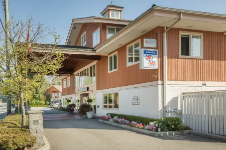 Econo Lodge Inn & Suites - North Vancouver Отели рядом с достопримечательностью «Spirit Gallery»