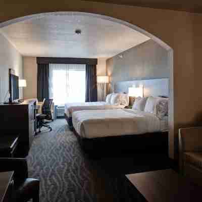 Holiday Inn Express & Suites Manhattan Rooms