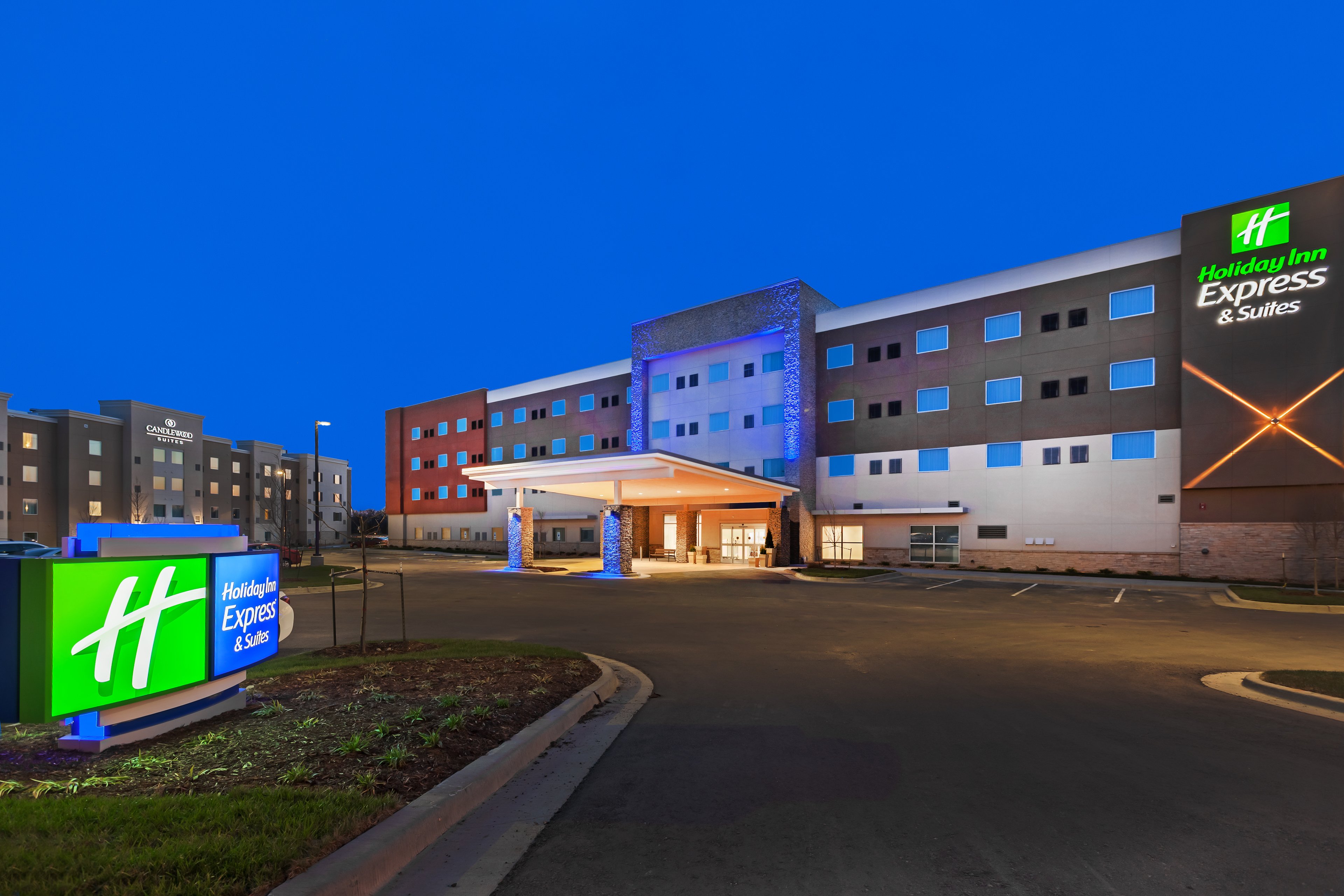 Holiday Inn Express & Suites Lenexa - Overland Park Area, an Ihg Hotel