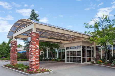 Holiday Inn Bangor Отели рядом с достопримечательностью «John Bapst Memorial High School»