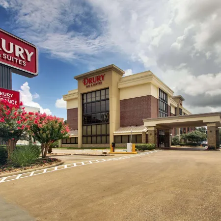 Drury Inn & Suites Houston Galleria Отели рядом с достопримечательностью «Водяная стена»