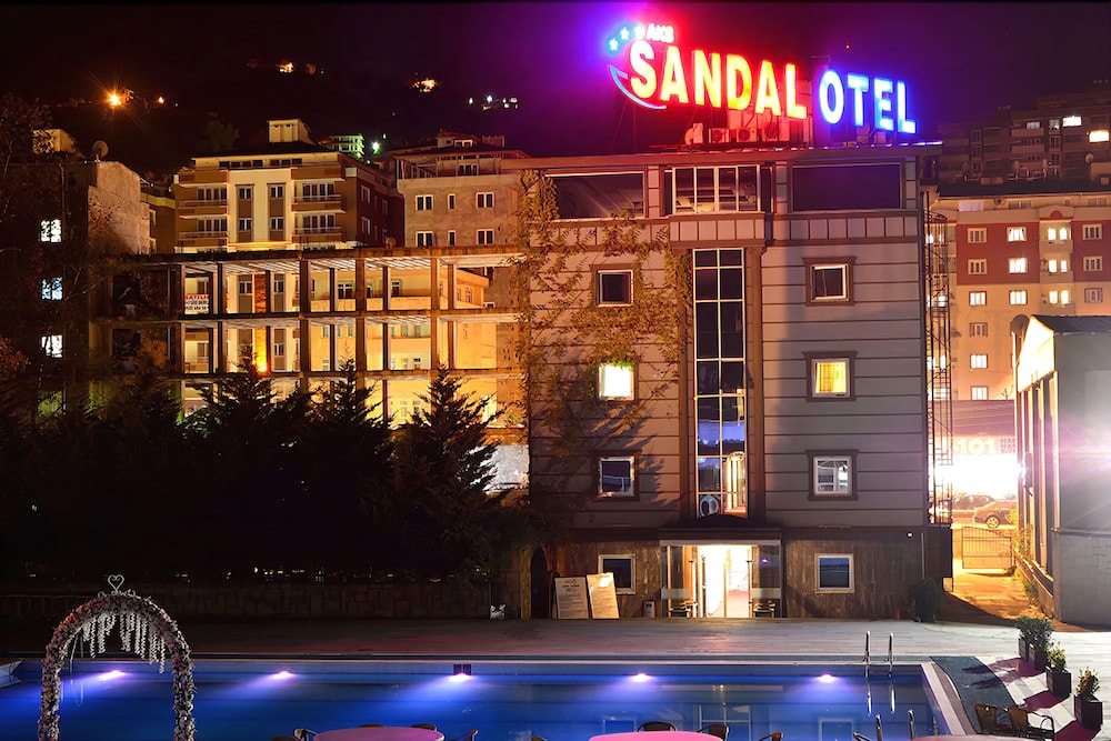 Sandal Otel