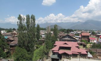 1. Hotel Pi..