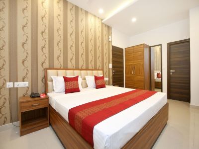 OYO 14392 Hotel Pearl Wood