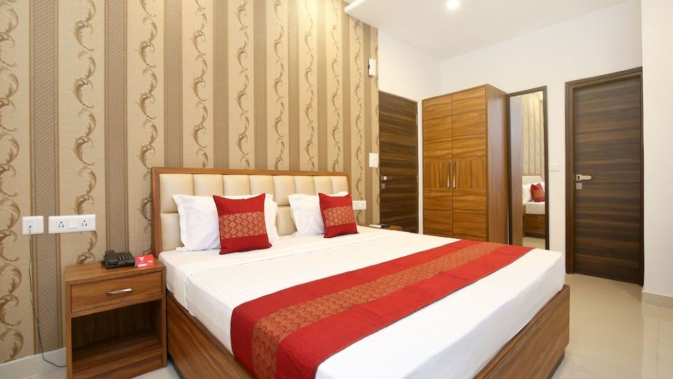 OYO 14392 Hotel Pearl Wood
