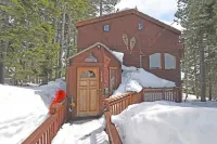 Snowshoe Cabin 3 Decks, BBQ & Hot Tub!
