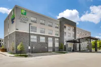 Holiday Inn Express & Suites Denton South فنادق في Denton County