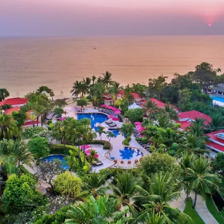 Wora Bura Hua Hin Resort & Spa Отели рядом с достопримечательностью «Суан Сон Прадипхат»