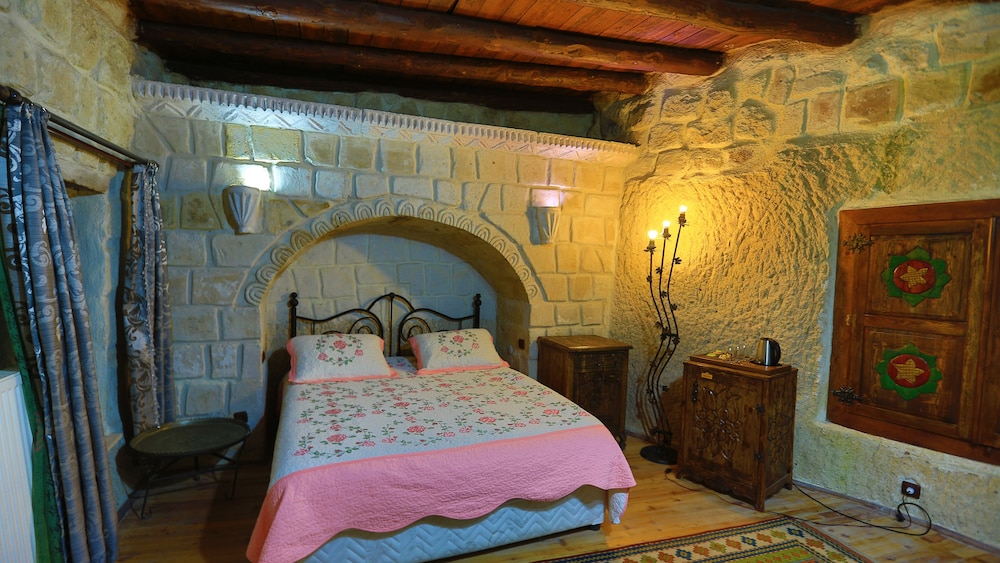 Holiday Cave Hotel