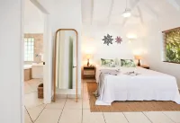 Motu Beachfront Art Villas