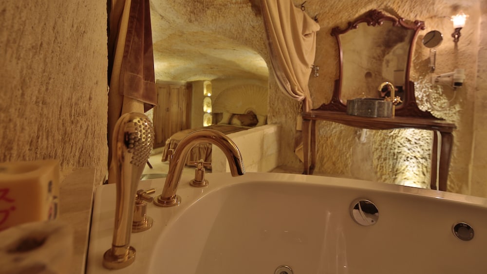 Golden Cave Suites