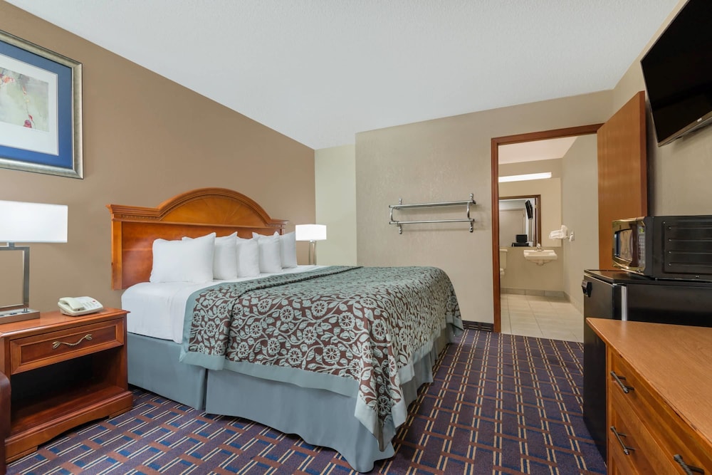 Days Inn by Wyndham Maumee/Toledo