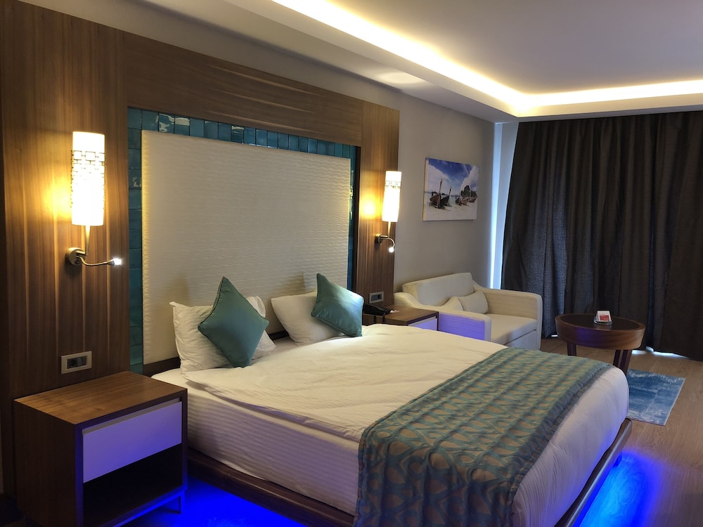 Ramada Hotel & Suites Kusadasi