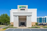 Holiday Inn Express Lorton Hotels near Truro Anglican Church