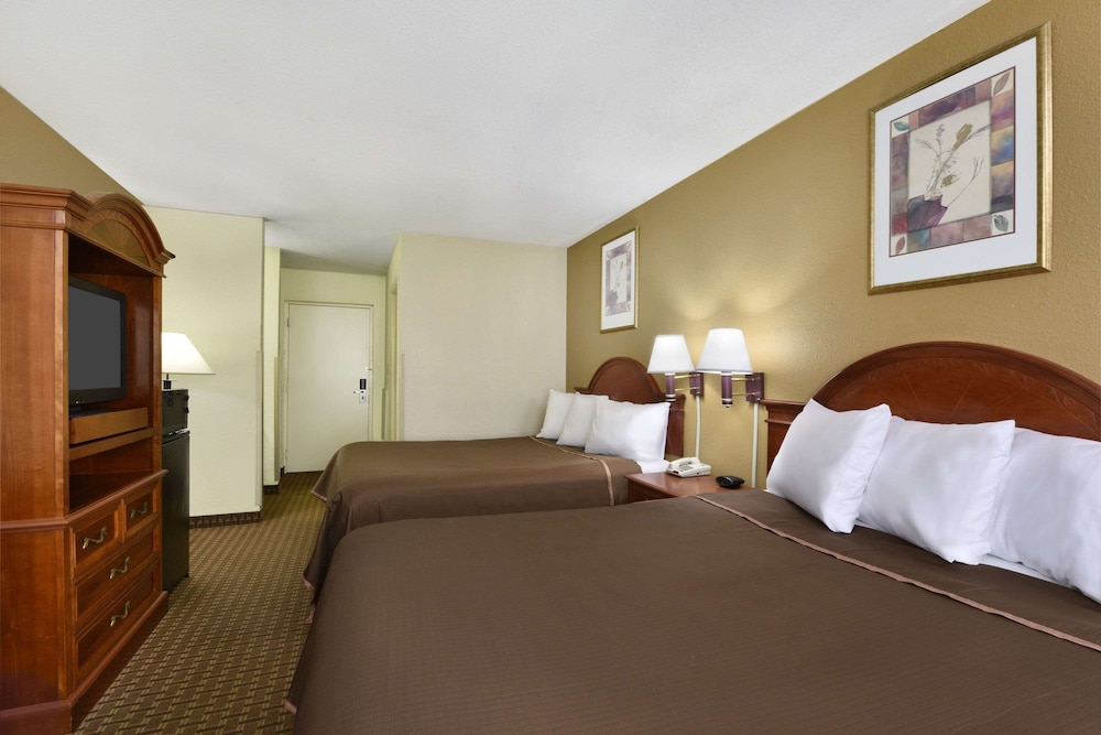 Howard Johnson by Wyndham Allentown/Dorney Hotel & Suites