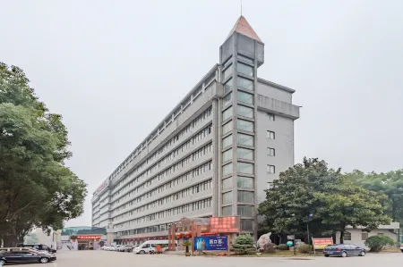 Wanyuan International Hotel Отели рядом с достопримечательностью «Zhao Puchu Former Residence»