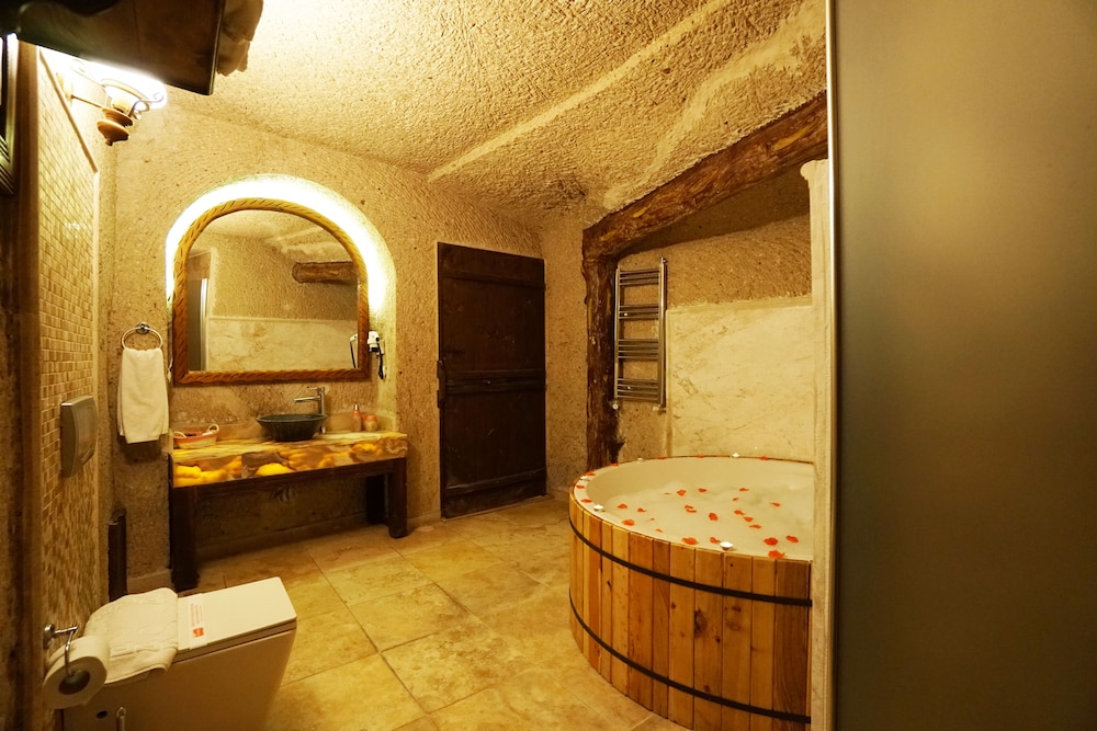 Roma Cave Suite