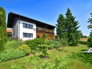 Cozy Apartment in Arnschwang With Garden, Terrace, Barbecue