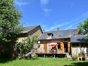 Holiday Home in Gacogne with Garden Terrace Barbecue