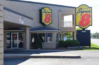 Super 8 by Wyndham Windsor/Dougall - Motels
