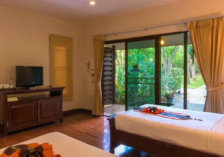 Phuwanalee Resort Отели рядом с достопримечательностью «The Chocolate Factory»