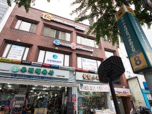 トンデムン チャリム ゲストハウスの写真 22年の部屋 お風呂 レストランと食事の写真 Trip Com