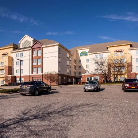 La Quinta Inn & Suites by Wyndham Islip - MacArthur Airport