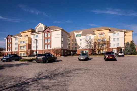 艾斯利普麥克阿瑟機場拉昆塔温德姆套房酒店