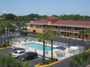 Holiday Inn Express & Suites Tampa Stadium - Airport Area