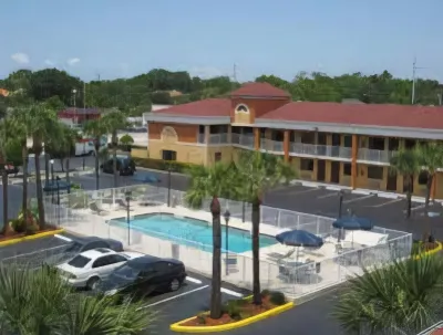 Holiday Inn Express & Suites Tampa Stadium - Airport Area