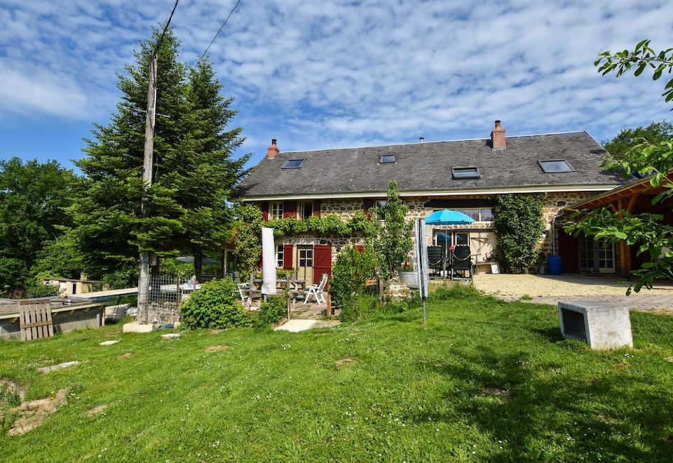 Alluring Holiday Home with Pool Barbecue Sun Loungers - Housity