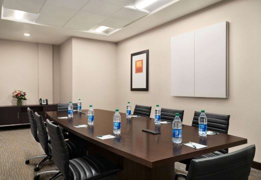 1. 코트야드 바이 ..