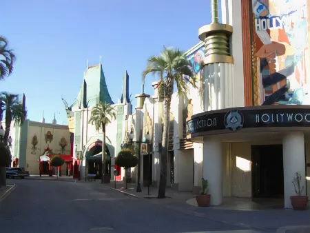 Best Western Plus Media Center Inn  Suites Отели рядом с достопримечательностью «Центральная библиотека Бербанк»