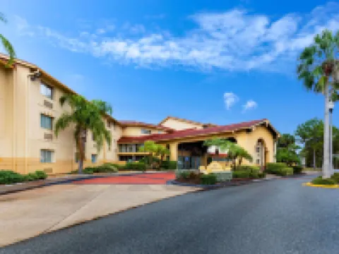 La Quinta Inn & Suites by Wyndham St. Pete-Clearwater Airpt Hotels in Feather Sound