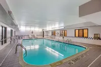 La Quinta Inn & Suites by Wyndham Fayetteville Hotels in Johnson