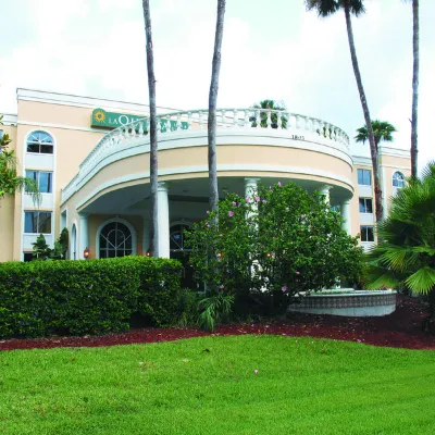 薩拉索塔市中心拉昆塔温德姆套房酒店 鄰近Ringling College of Art and Design的酒店