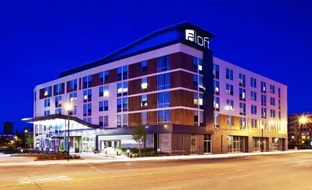 Aloft Milwaukee Downtown Отели рядом с достопримечательностью «UWM English as a Second Language Program»